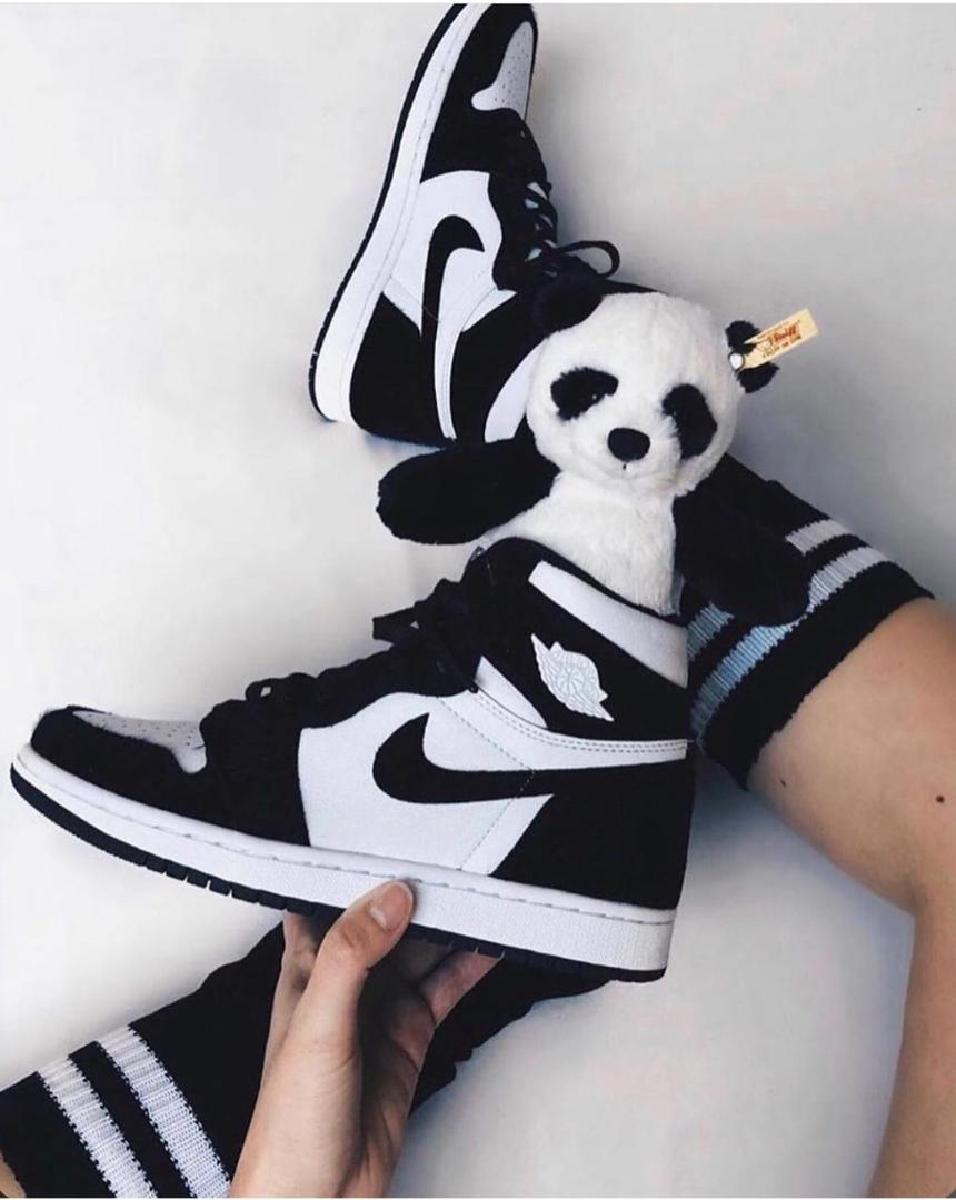 Hightop White and Black Nike unisex sneakers