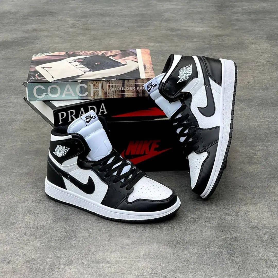 Hightop White and Black Nike unisex sneakers