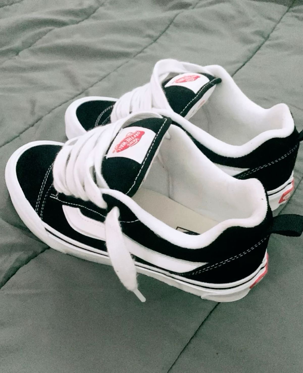 Van off the wall black /White