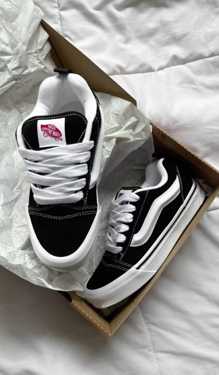 Van off the wall black /White