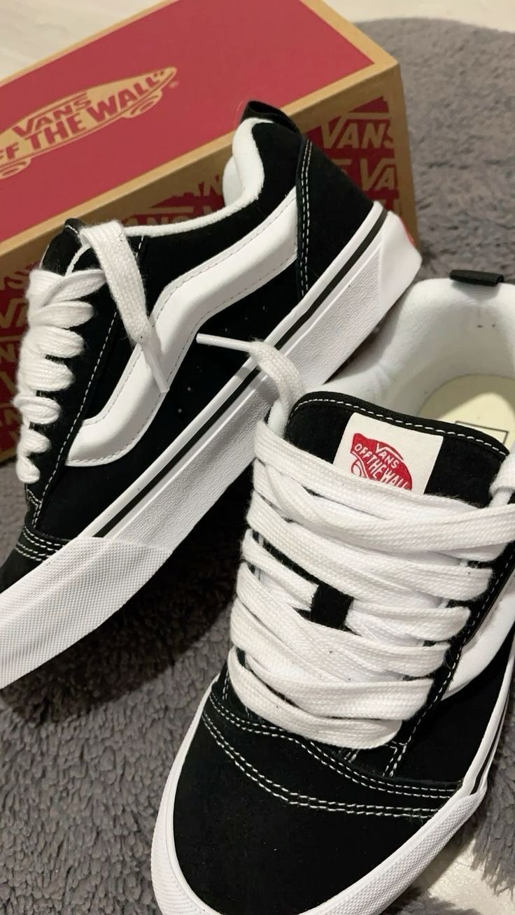 Van off the wall black /White