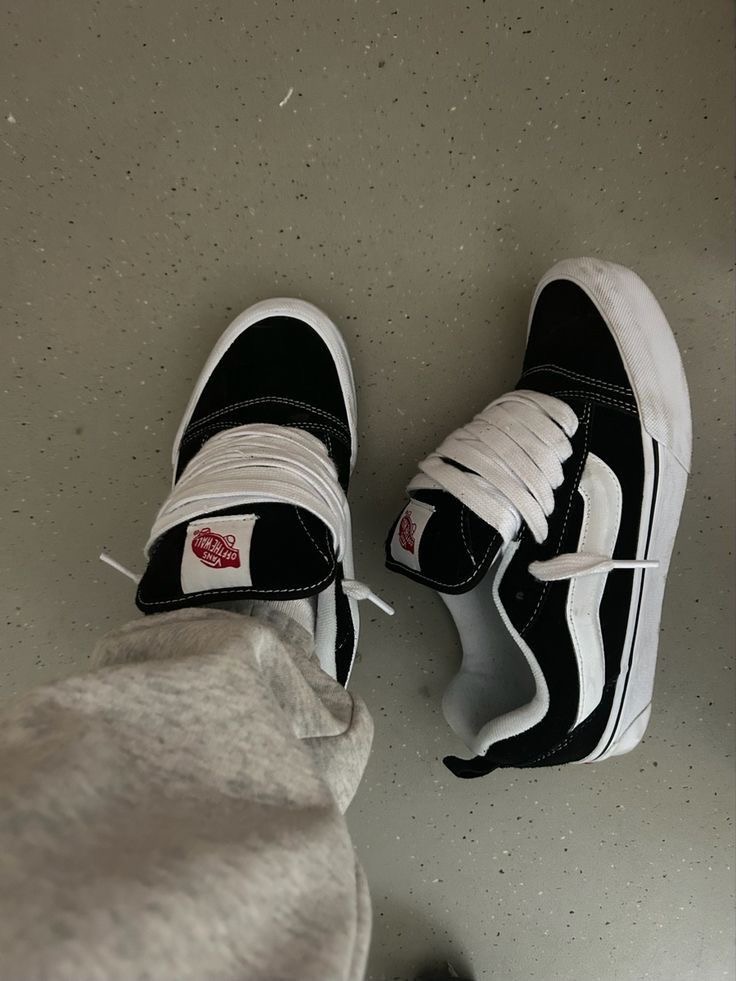Van off the wall black /White