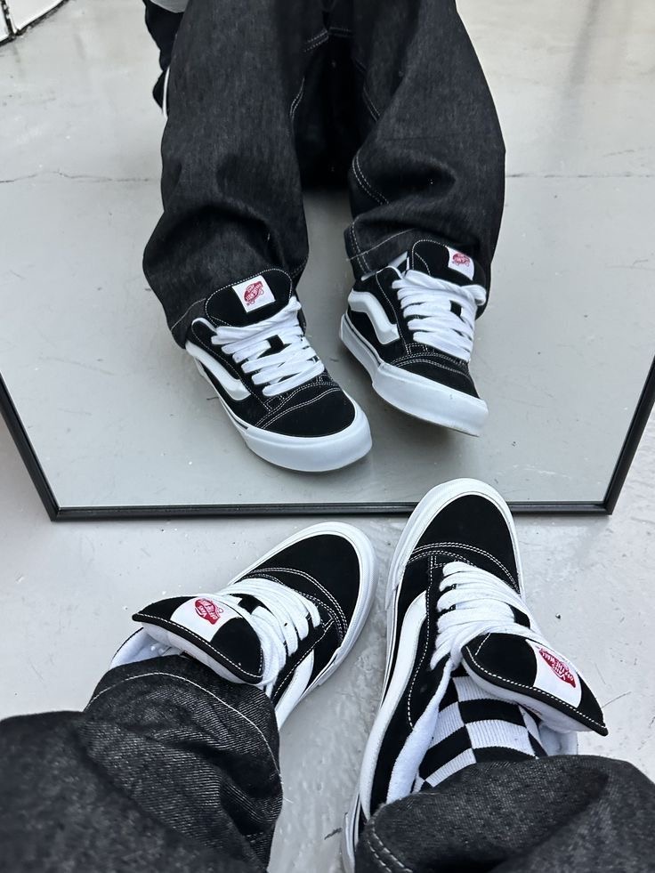 Van off the wall black /White
